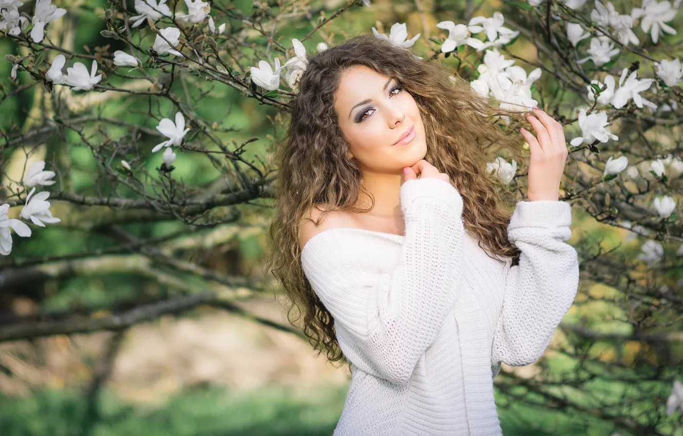 Photo wallpaper trees, face, model, flowering, Lusi, Lusi Dimitrova