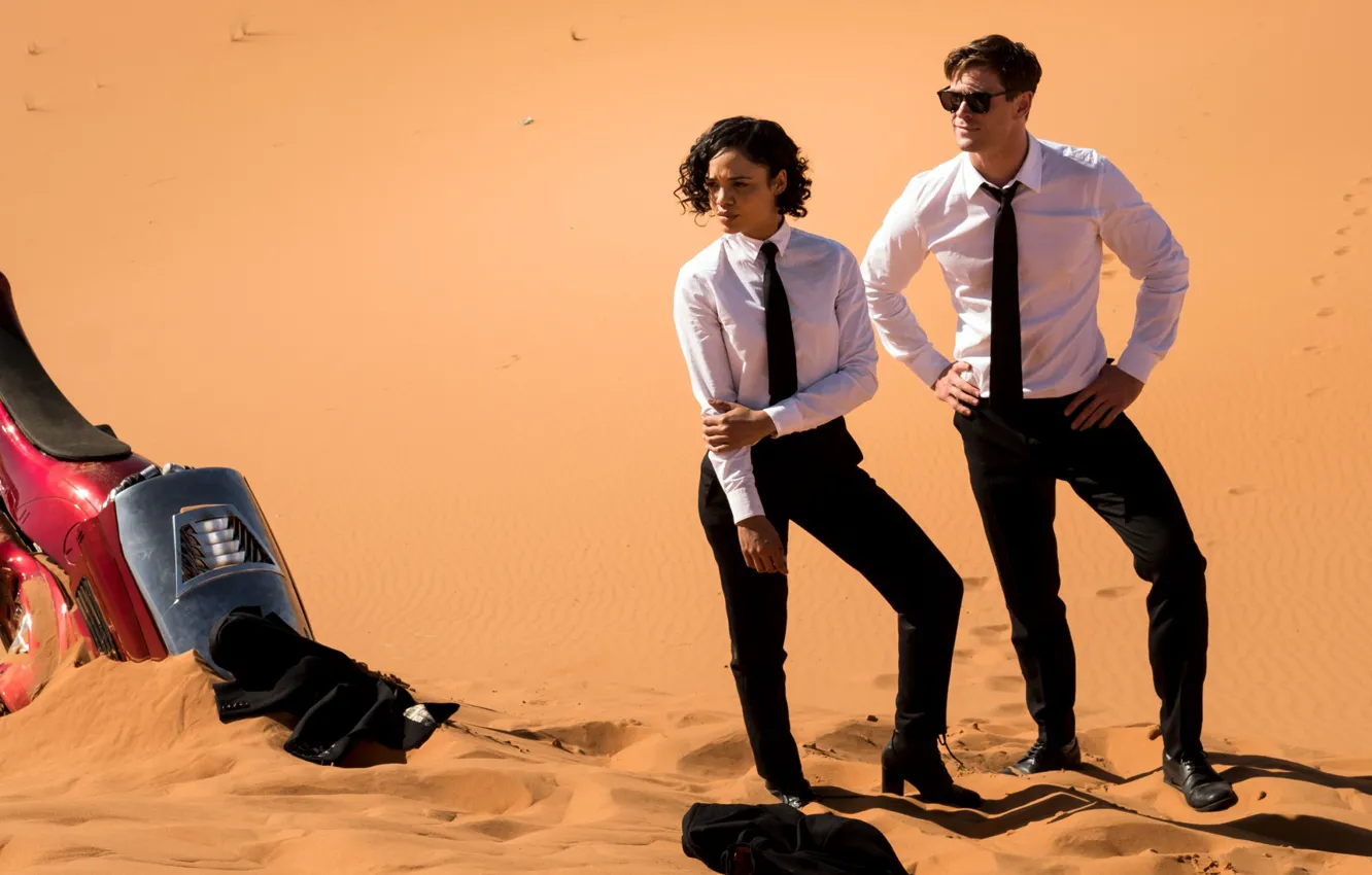 Photo wallpaper weapons, desert, glasses, costume, International, Chris Hemsworth, Chris Hemsworth, Men in Black