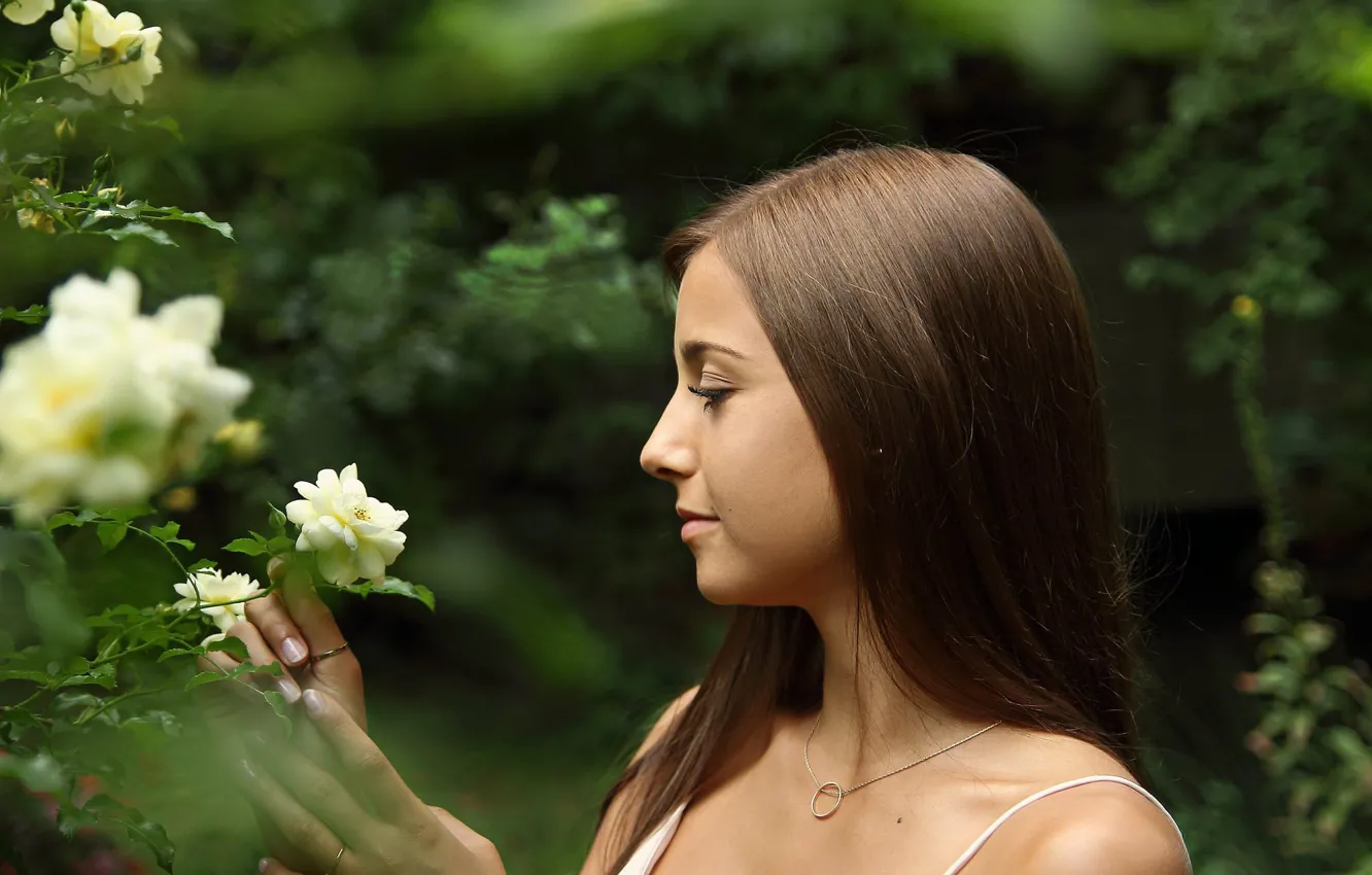Photo wallpaper girl, flowers, model, hair, roses, Selinah
