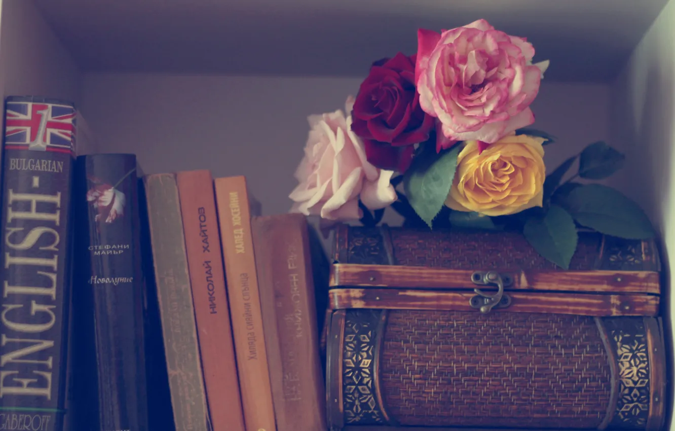 Photo wallpaper flowers, books, roses, box