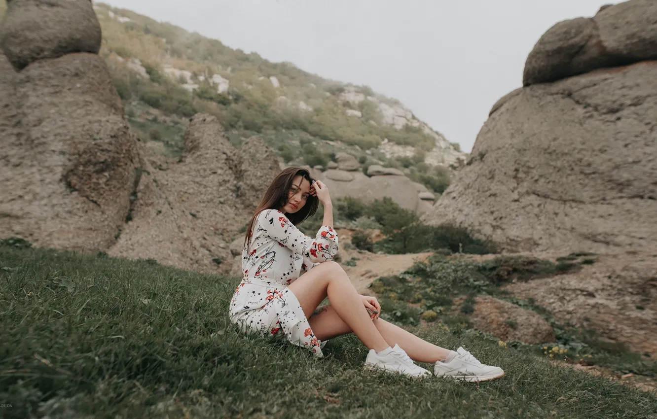 Photo wallpaper look, mountains, pose, gesture, mountains, boulders, look, pose