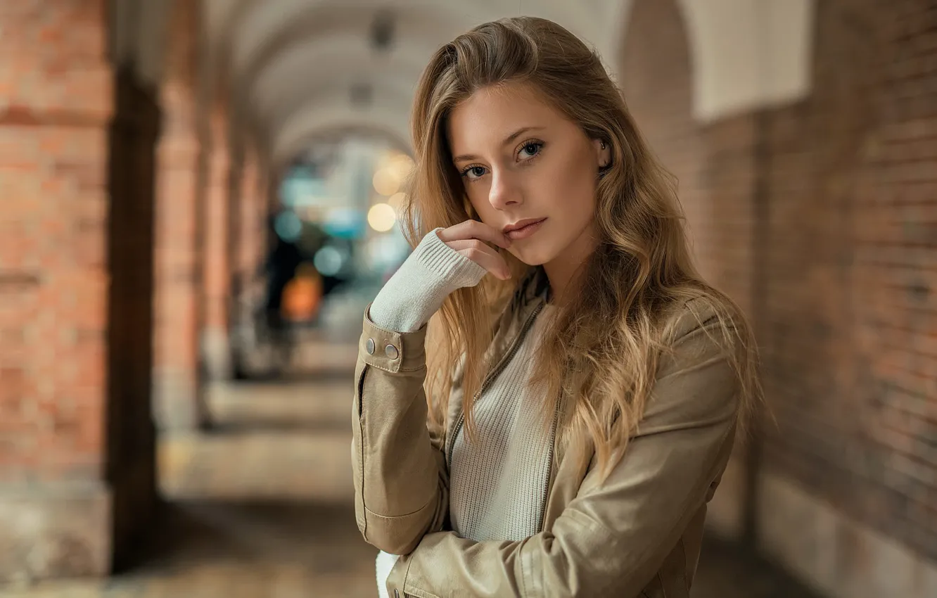 Photo wallpaper sponge, the beauty, curls, Carina Ibsen