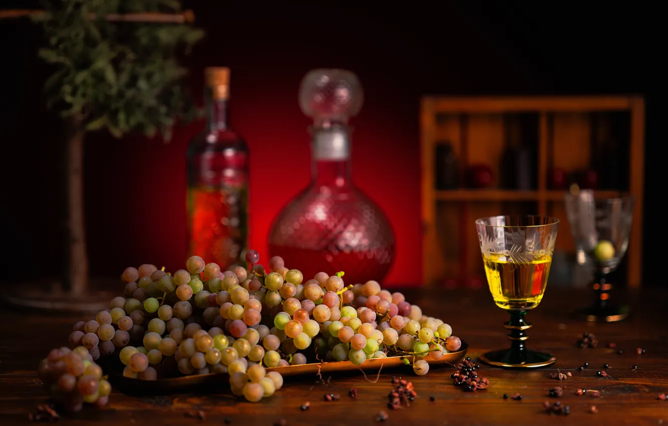 Photo wallpaper berries, the dark background, table, wine, Board, glass, bottle, glasses