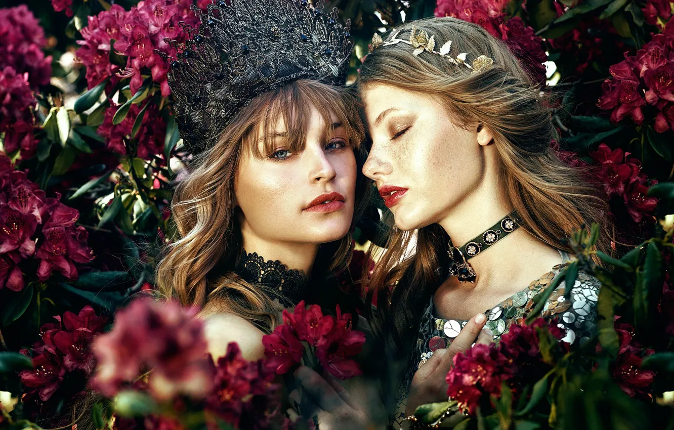 Photo wallpaper flowers, two girls, Bella Kotak, The secrets between us