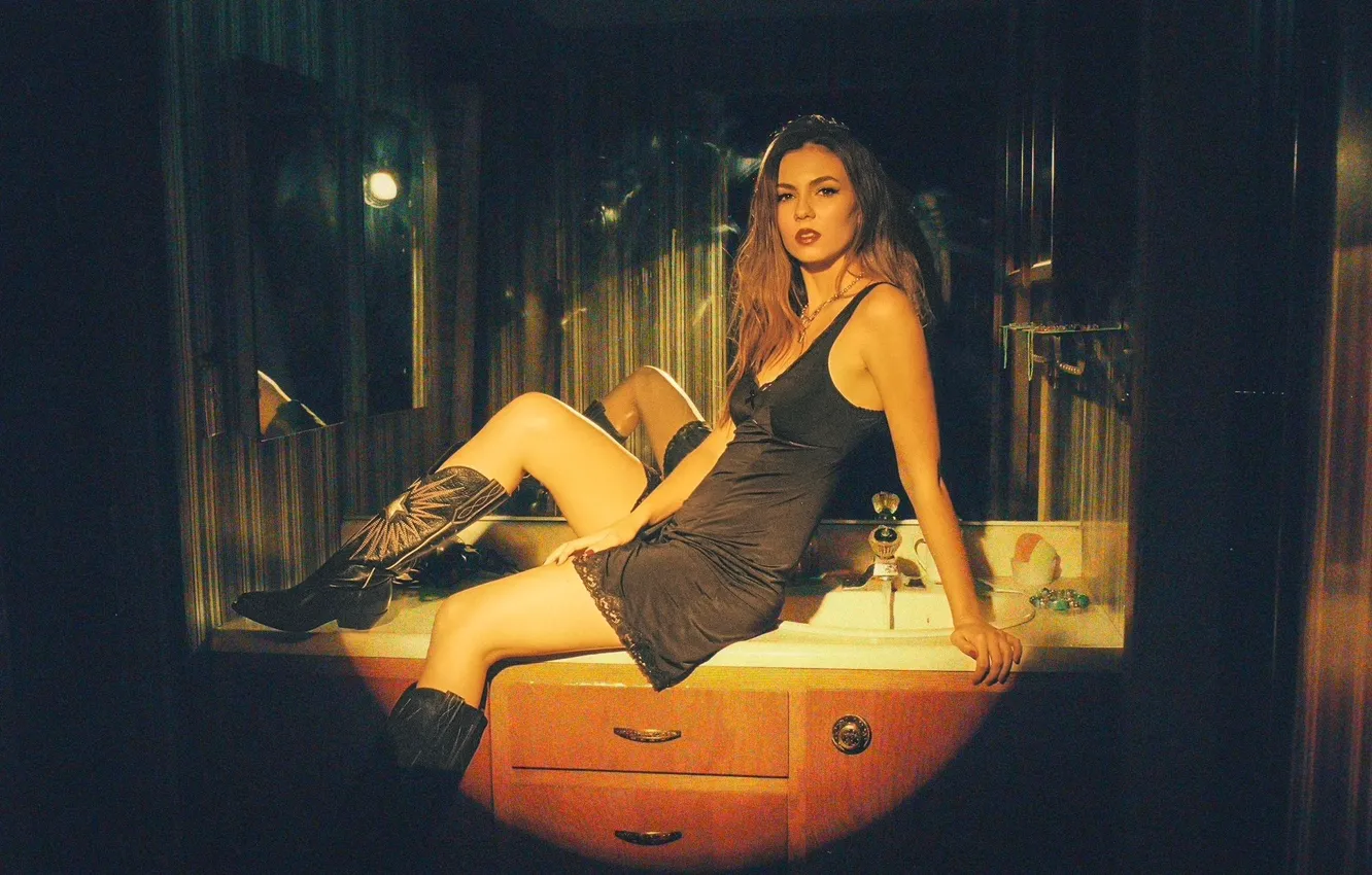 Photo wallpaper look, girl, actress, cute, Victoria Justice, Victoria Justice, Rus, sitting on a bedside table