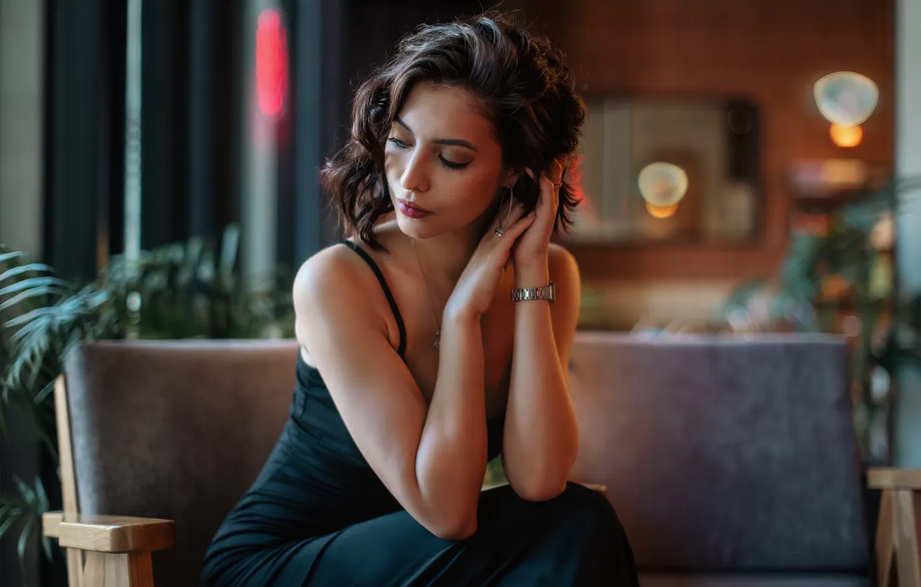 Photo wallpaper Maria, Very beautiful girl, posing in a cafe