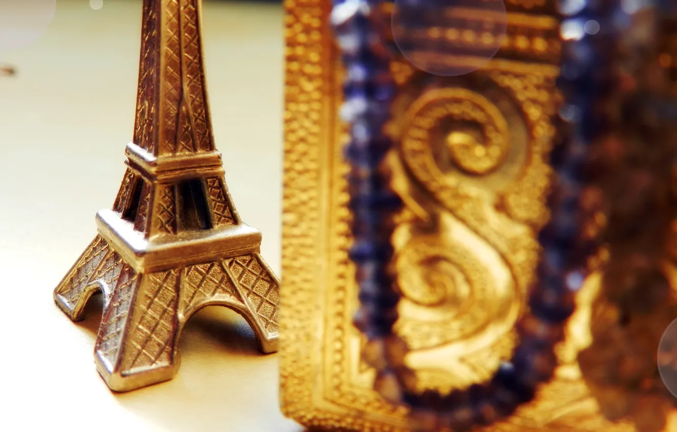 Photo wallpaper box, beads, Eiffel tower