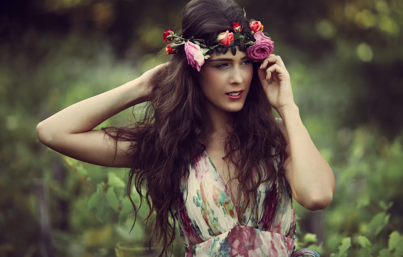 Photo wallpaper girl, flowers, roses, brown hair, wreath