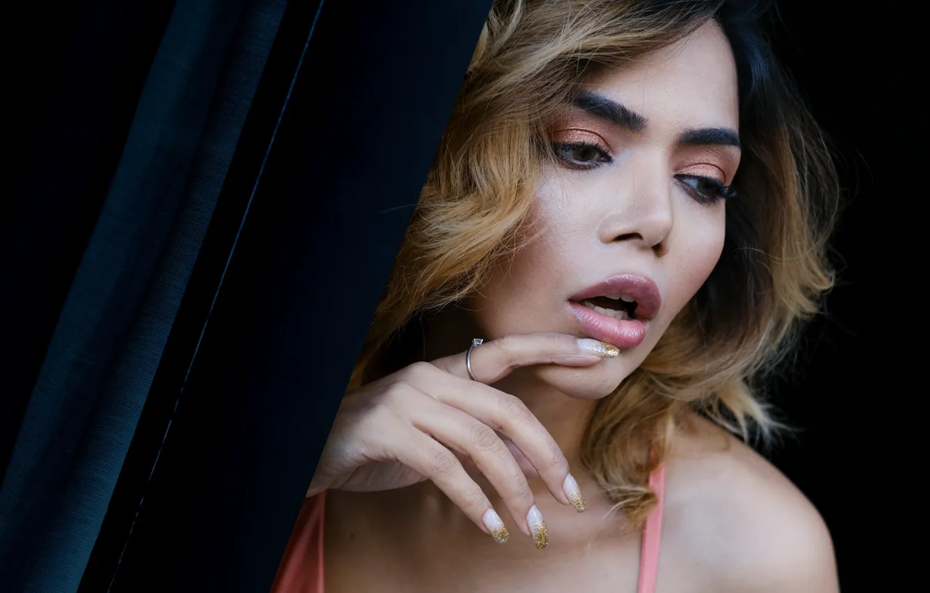 Photo wallpaper girl, face, hands, makeup, lips, manicure