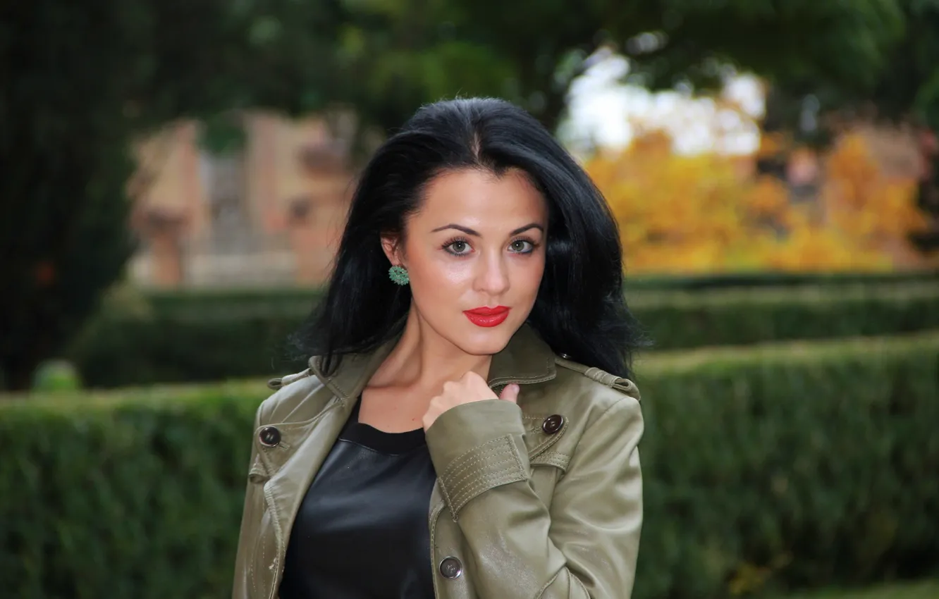 Photo wallpaper lipstick, brunette, sponge, spectacular