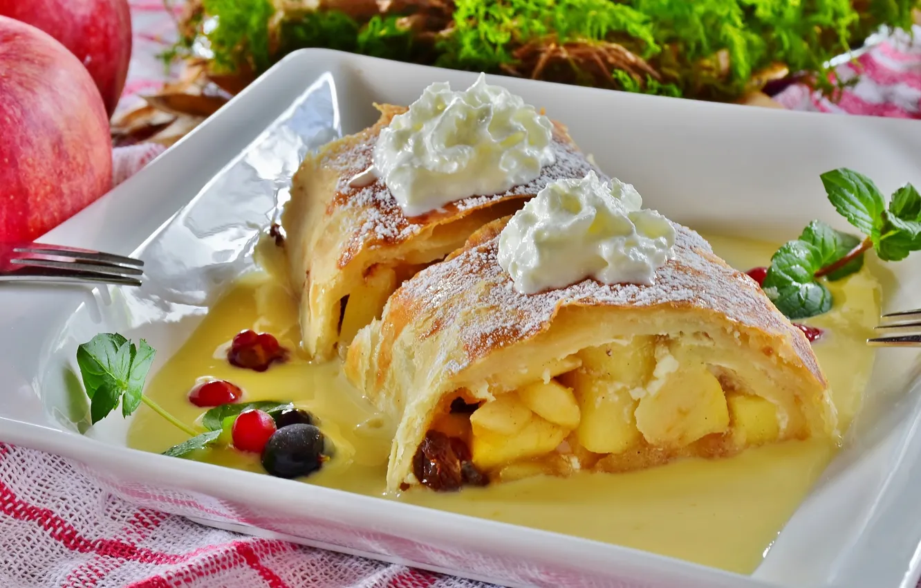 Photo wallpaper berries, cream, Apple strudel