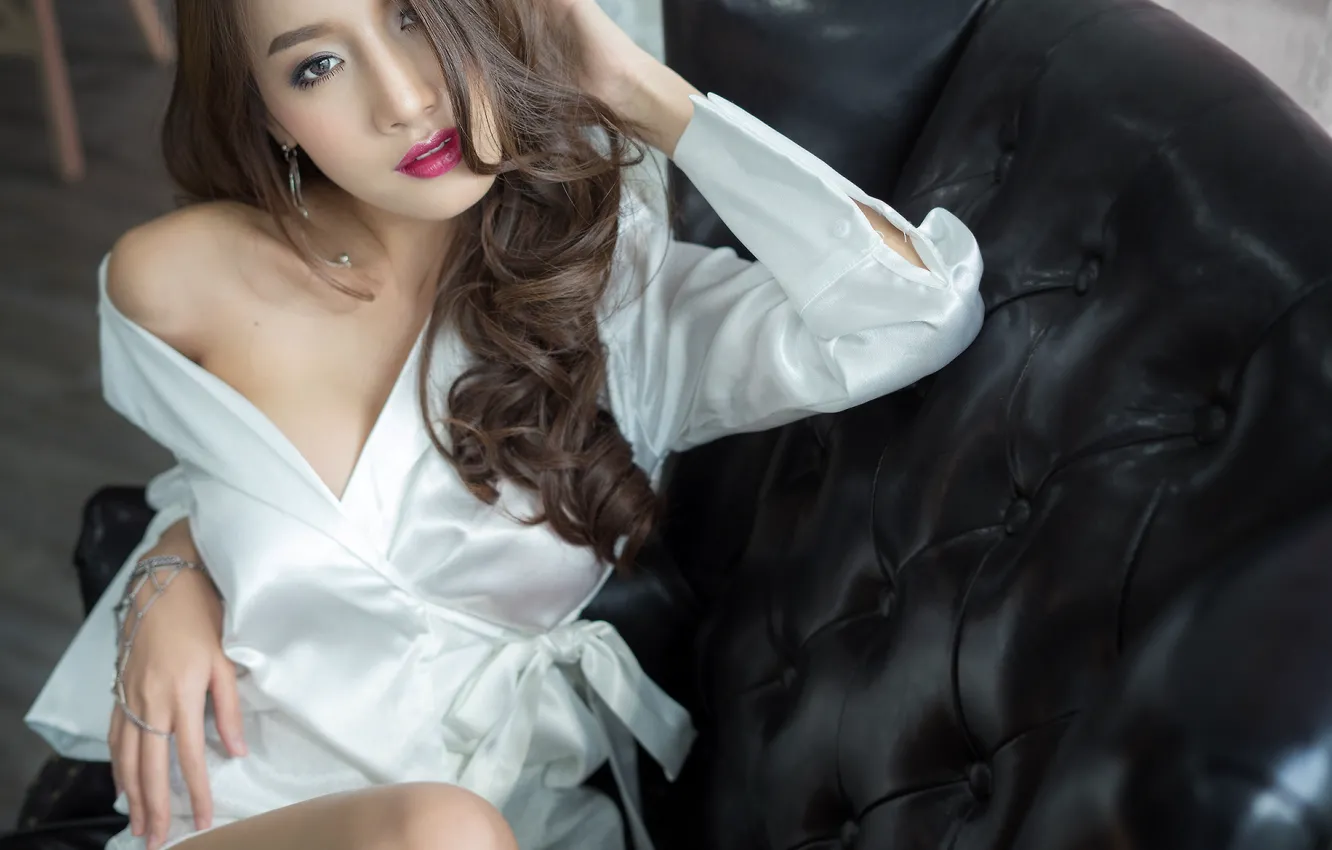 Photo wallpaper hair, face, lipstick, model, lips, sofa, look