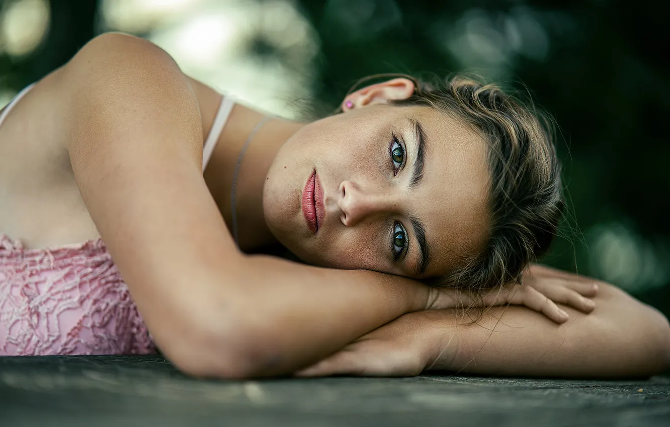 Photo wallpaper look, girl, face, portrait, hands, makeup, lies, shoulders