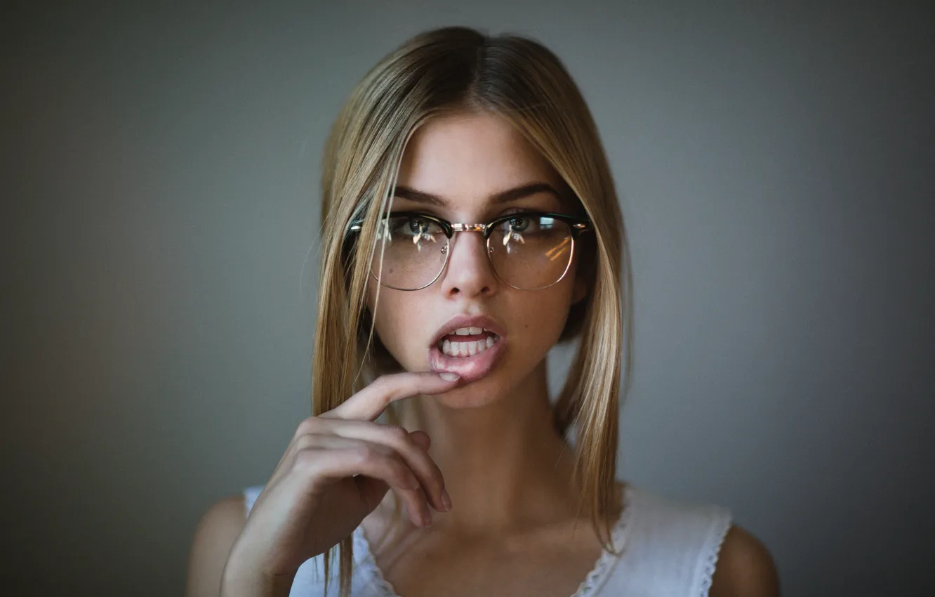 Photo wallpaper look, girl, face, background, glasses, lips, fingers, Marina