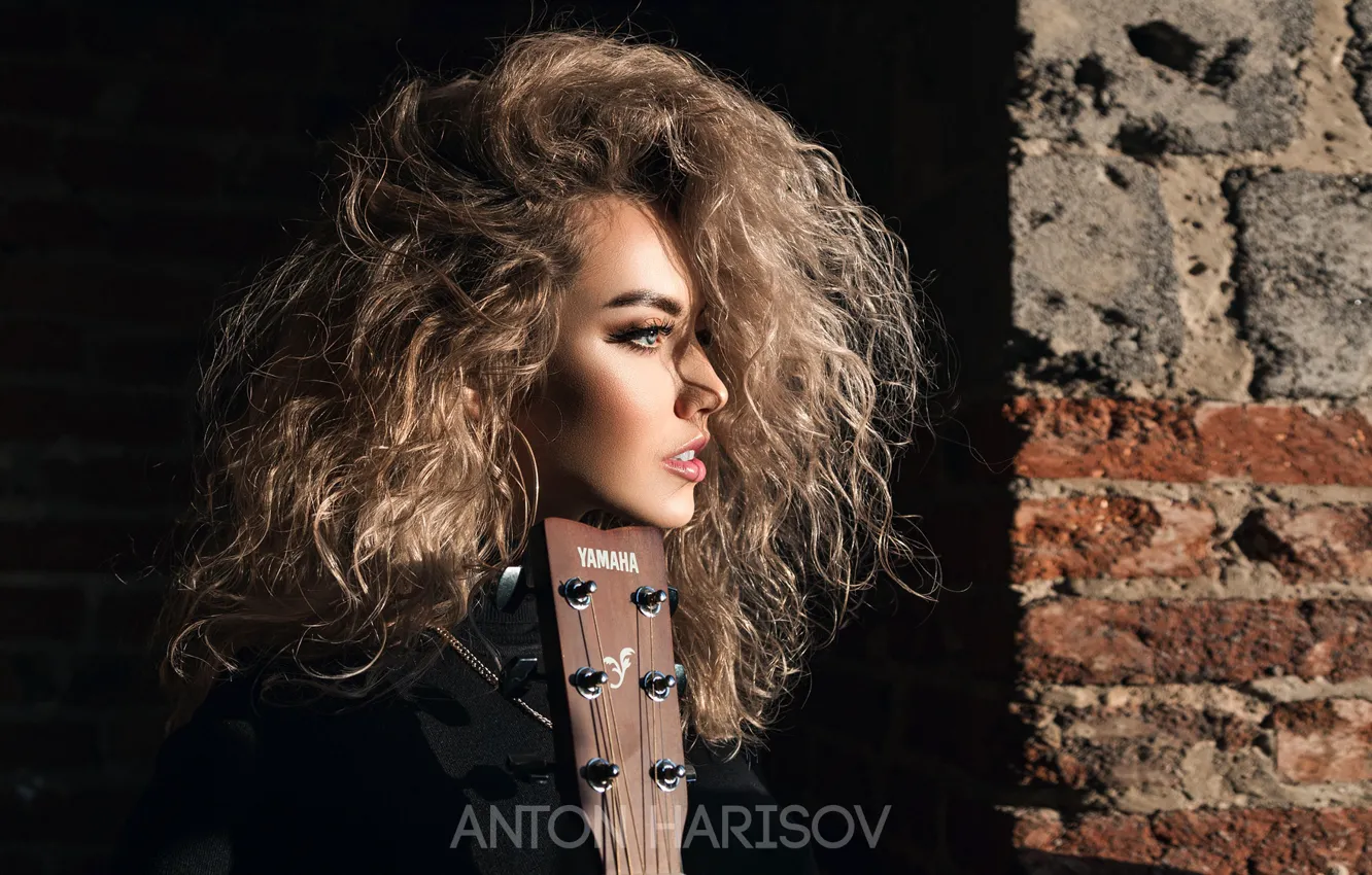 Photo wallpaper close-up, face, wall, model, guitar, portrait, brick, makeup