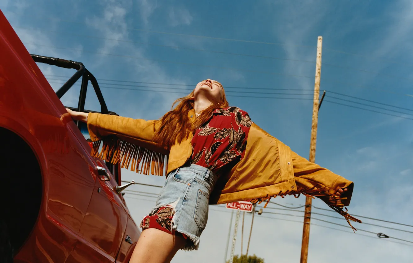 Photo wallpaper auto, girl, shorts, Sadie Sink