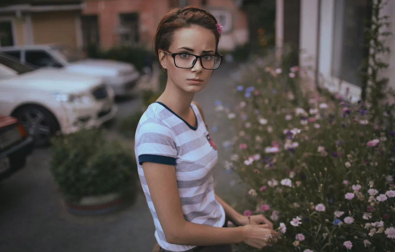 Photo wallpaper machine, look, girl, flowers, brunette, glasses, t-shirt, hairstyle
