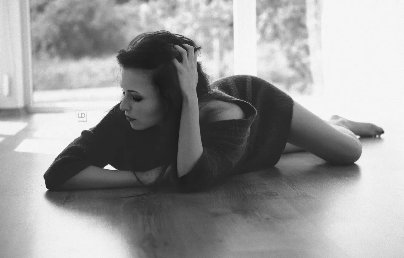 Photo wallpaper model, b/W, photographer, posing, lying, Lukasz Derengowski