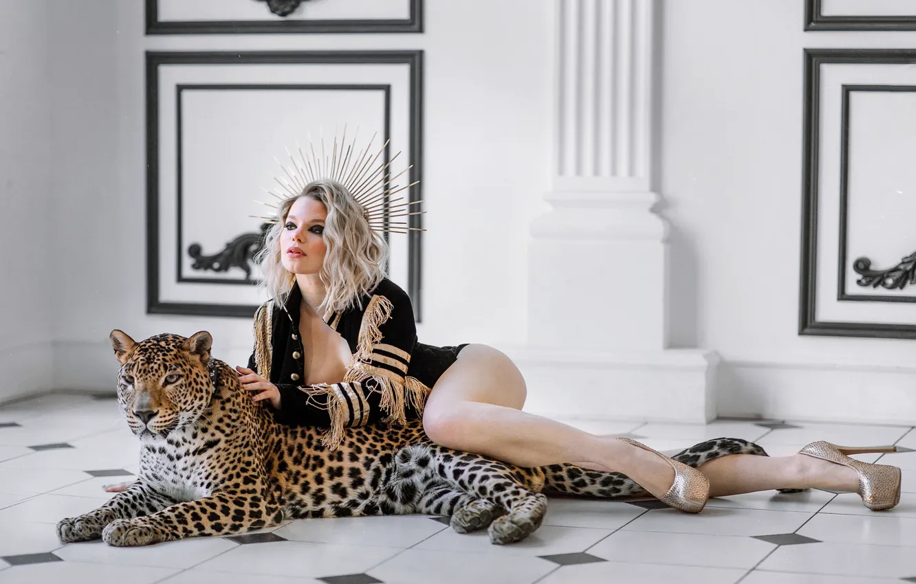 Photo wallpaper girl, pose, feet, predator, leopard, shoes, wild cat, on the floor