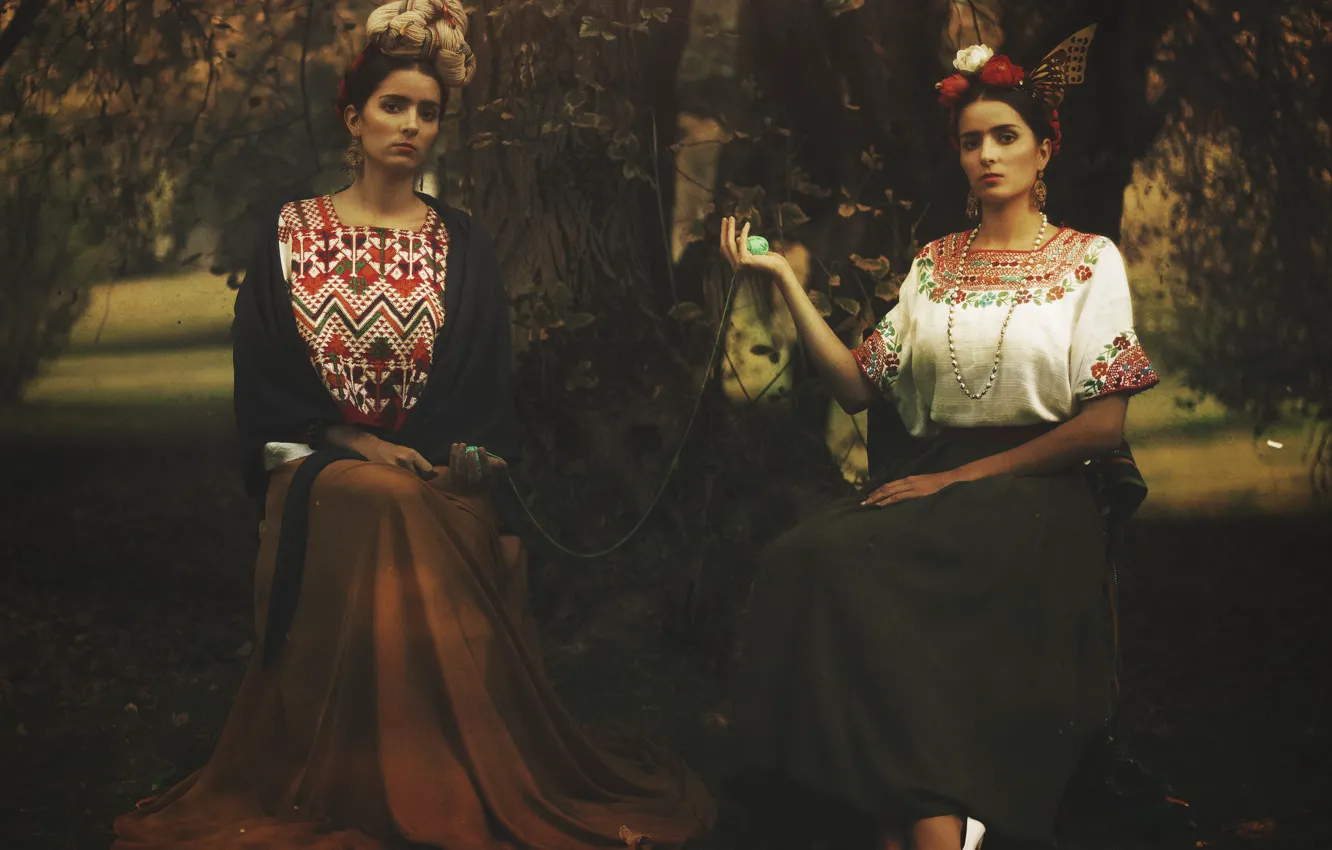 Photo wallpaper trees, Park, long skirts, direct look, Frida Kahlo