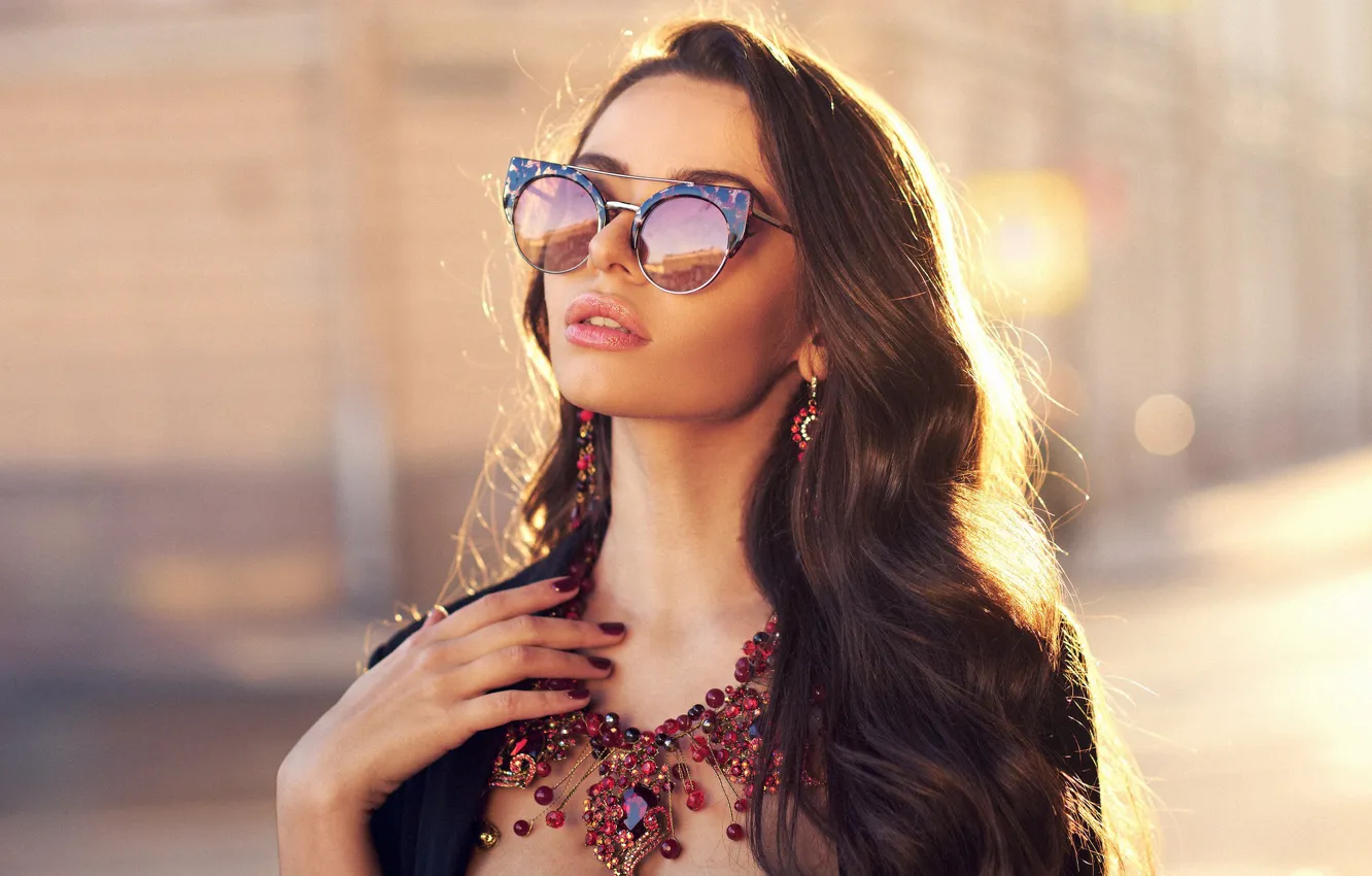 Photo wallpaper the sun, pose, background, model, portrait, earrings, necklace, hands