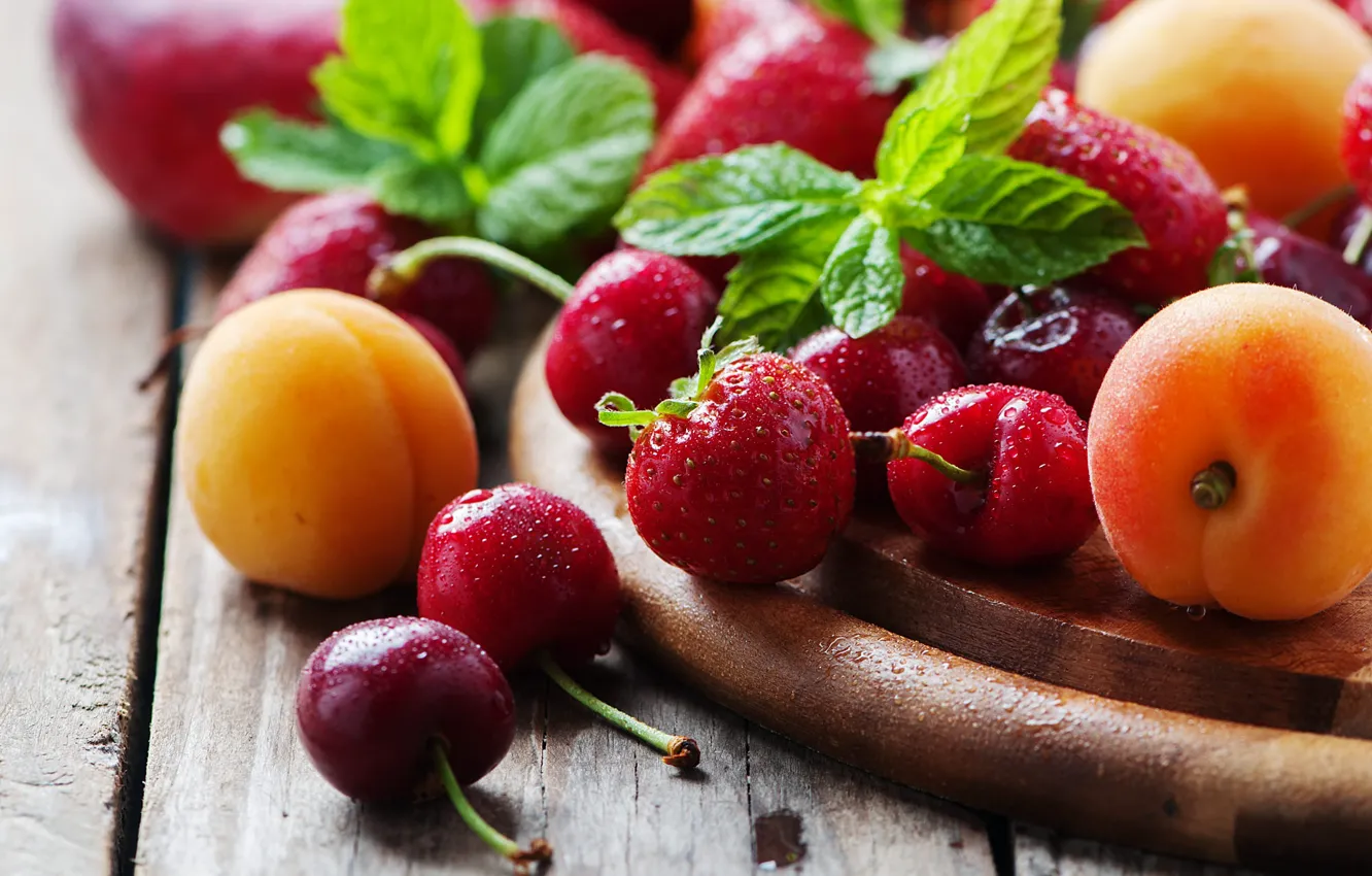 Photo wallpaper leaves, water, drops, berries, Board, strawberry, fruit, mint