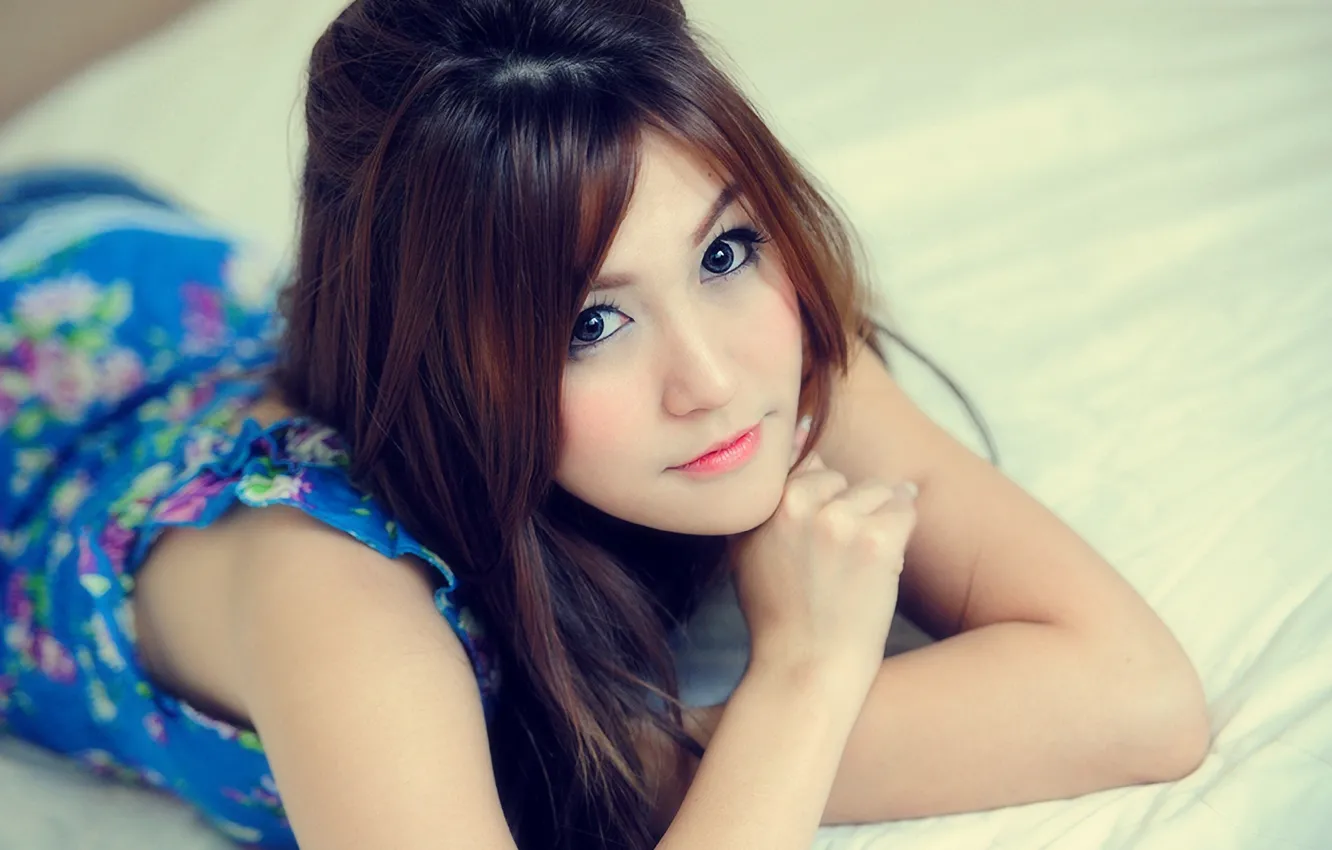 Photo wallpaper eyes, look, smile, bed, dress, Asian