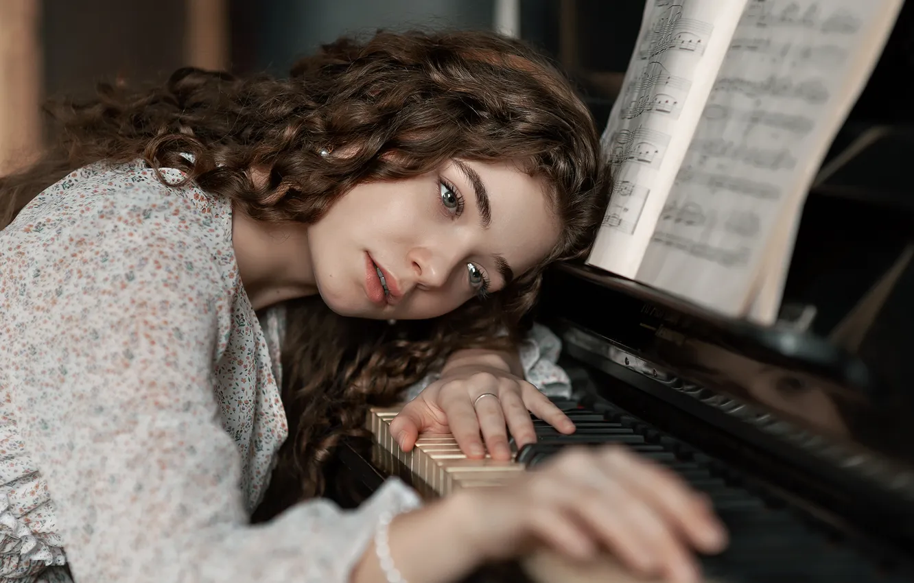 Photo wallpaper notes, Veronica, keys, piano, brooding, curly, Dmitry Tsaregorodtsev