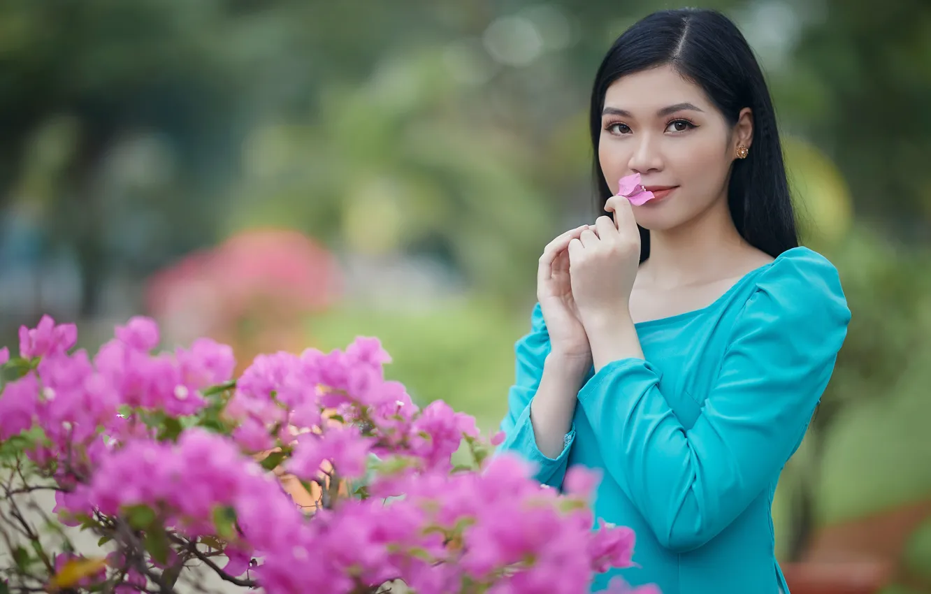 Photo wallpaper girl, flowers, branches, nature, face, pose, smile, Park