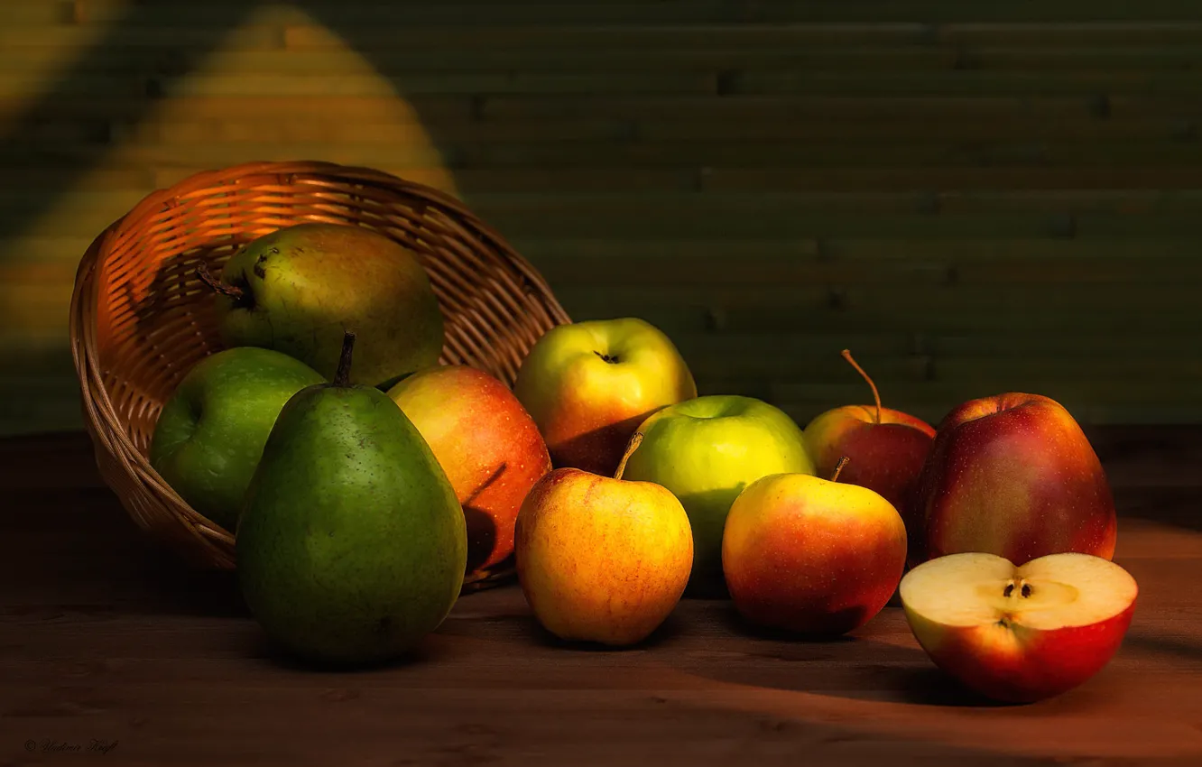 Photo wallpaper light, yellow, red, green, table, apples, lies, bowl