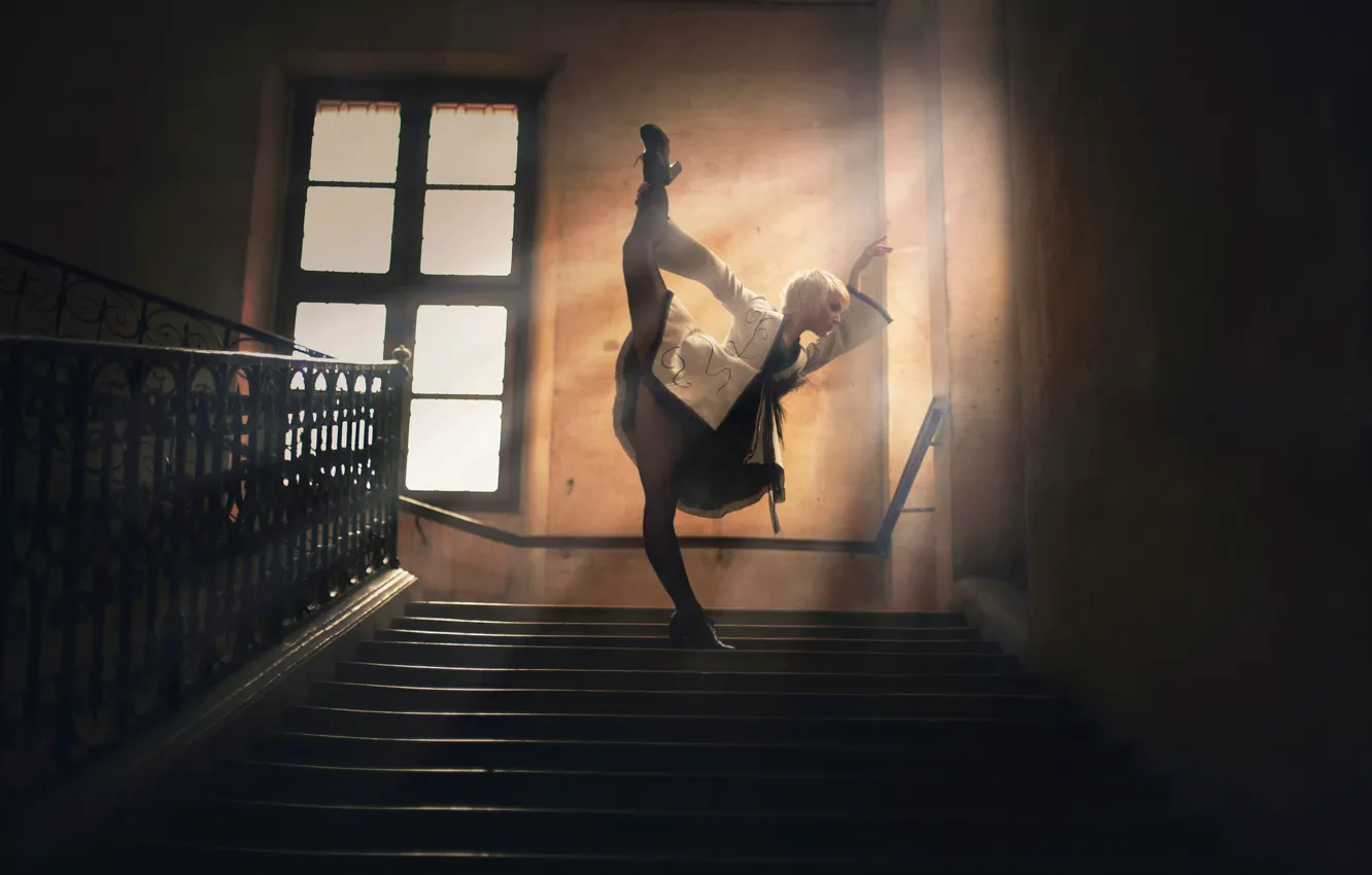 Photo wallpaper girl, home, dance, ladder, steps