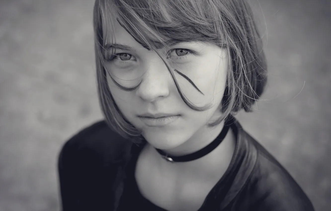 Photo wallpaper portrait, girl with a broken black line in the face, Dirk Ballerstaedt