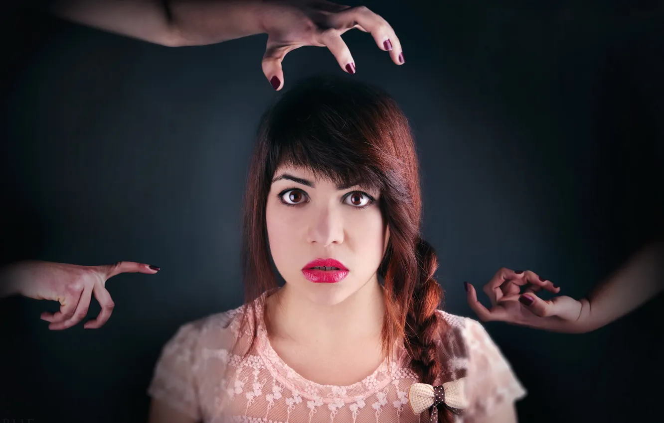 Photo wallpaper girl, the situation, hands