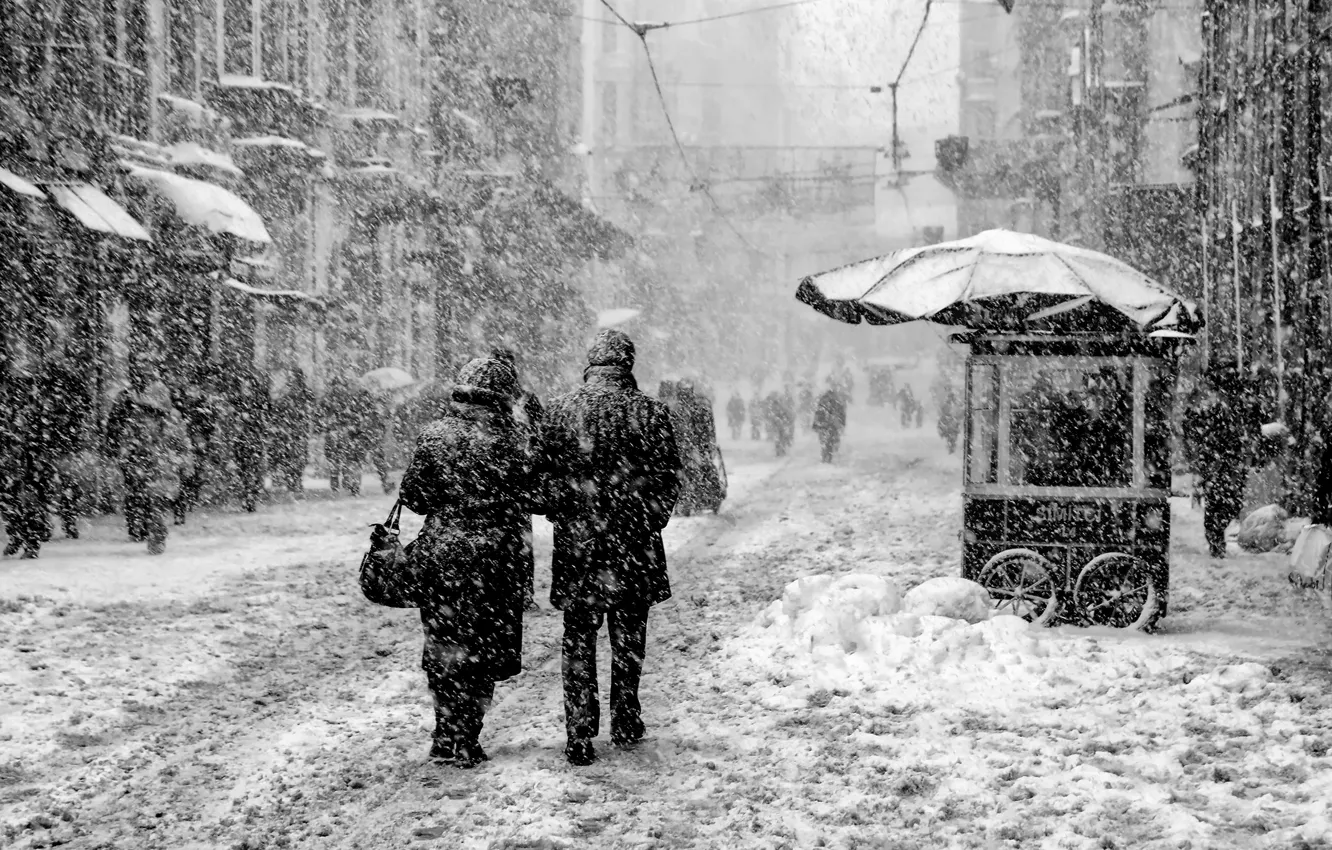 Photo wallpaper the city, snowfall, passers-by