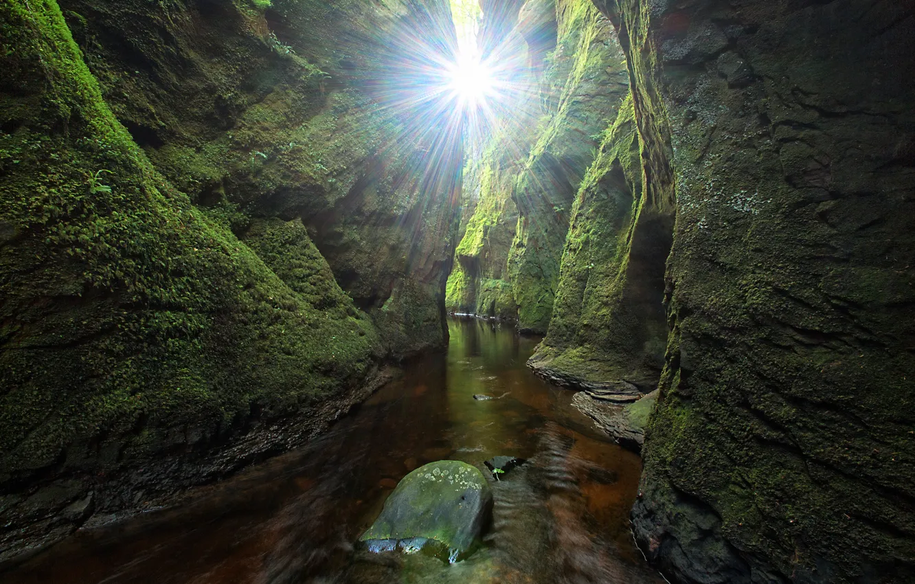 Photo wallpaper greens, water, stones, rocks, moss, Scotland, pass, the rays of the sun