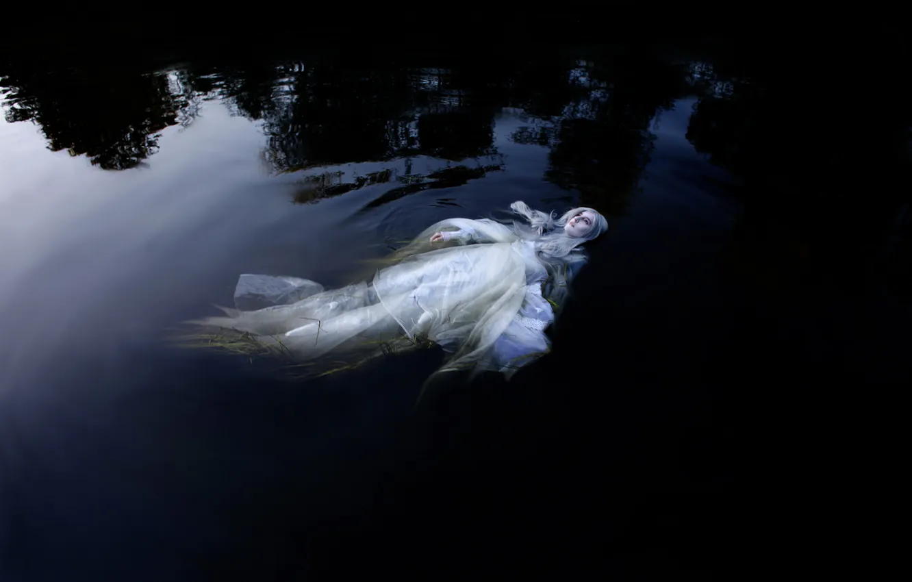 Photo wallpaper water, girl, corpses