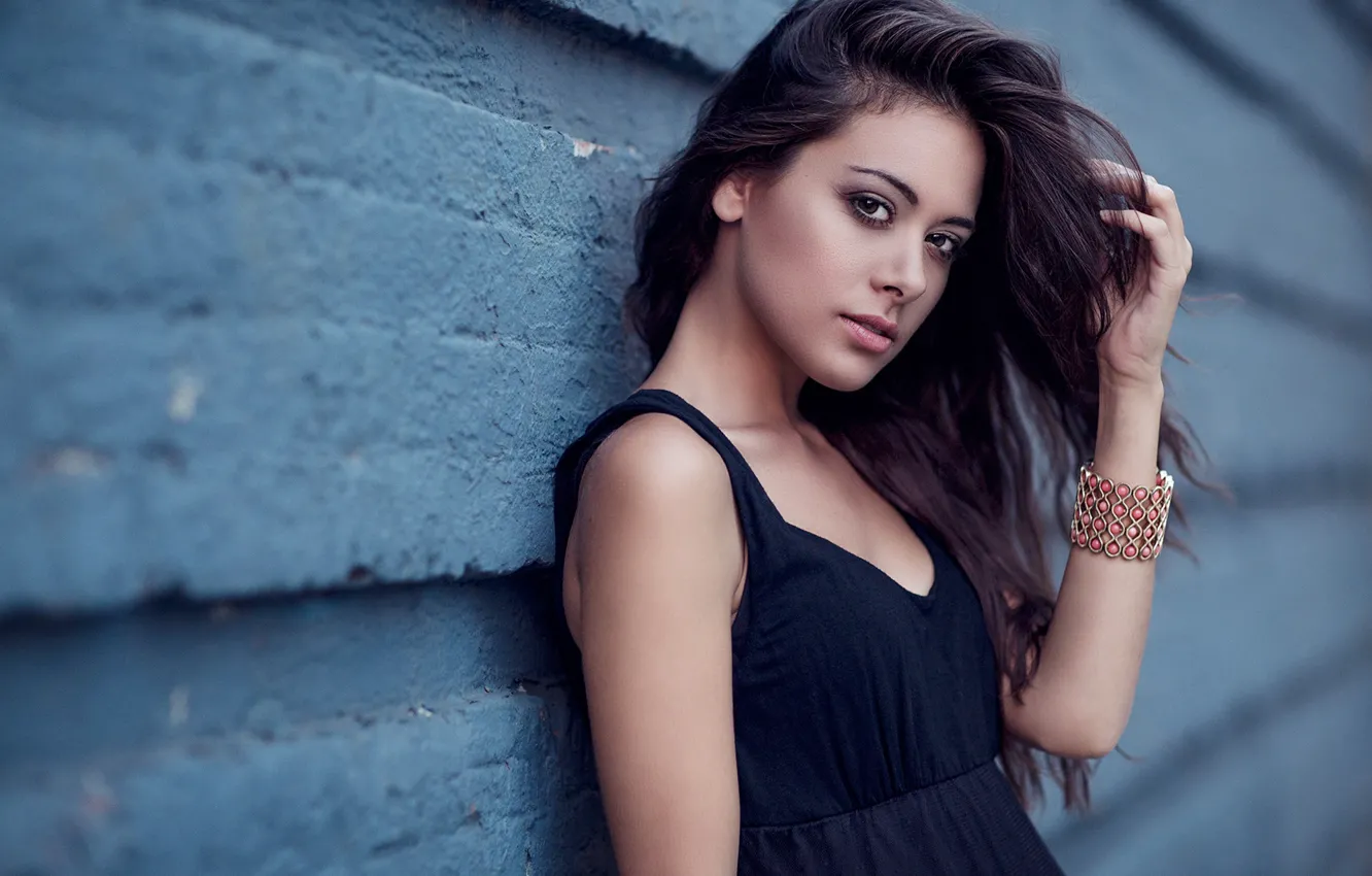 Photo wallpaper look, girl, face, wall, hair, portrait, hands, bracelet