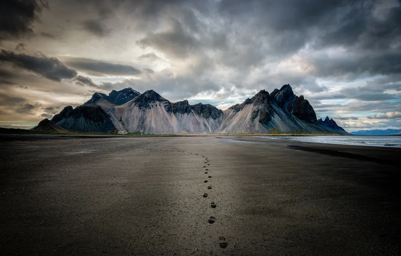 Photo wallpaper beach, mountains, traces