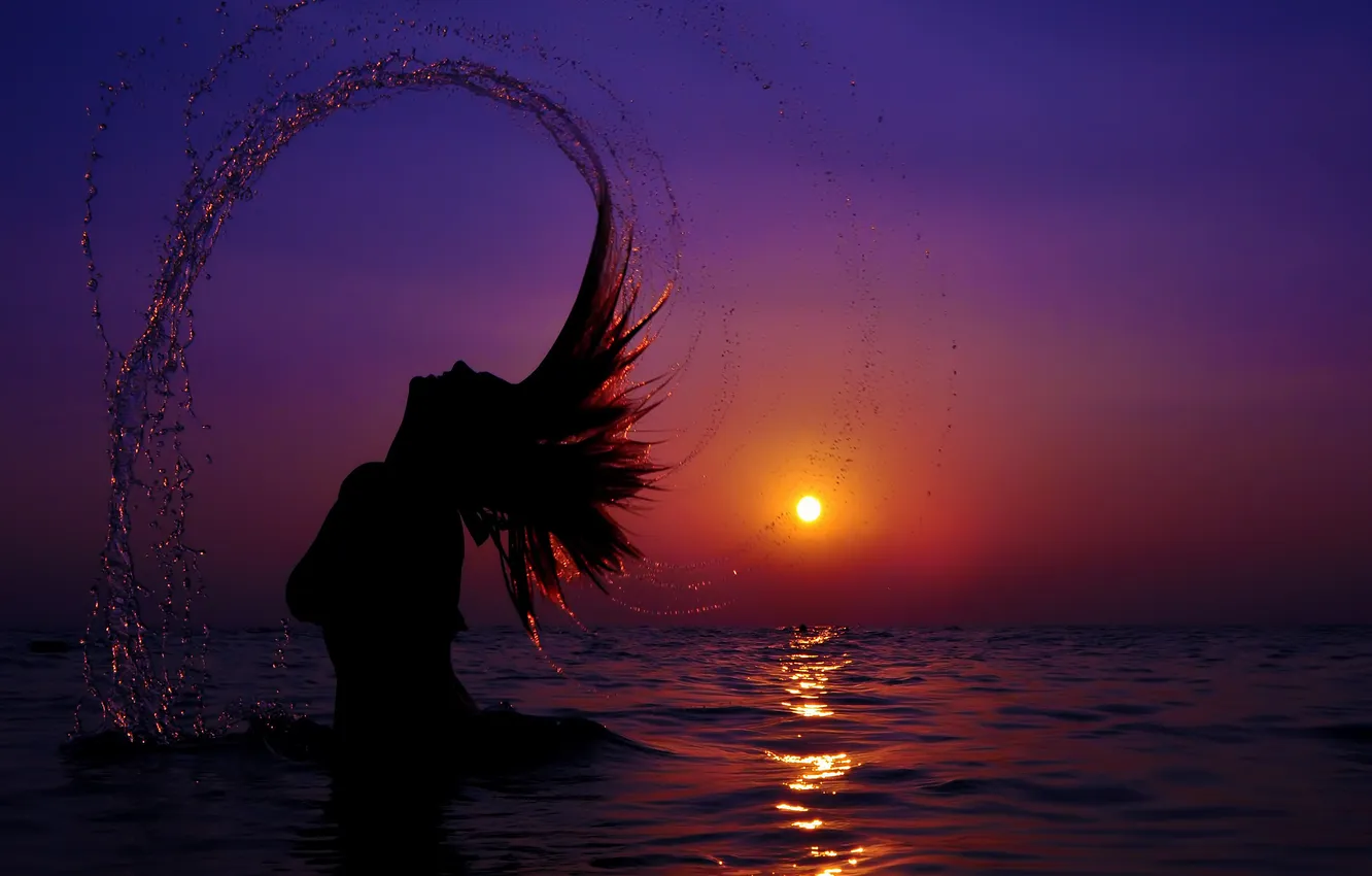 Photo wallpaper water, girl, sunset, squirt, hair