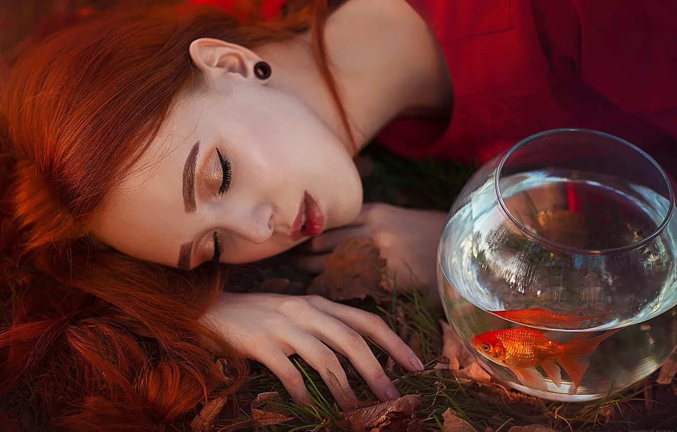 Photo wallpaper girl, fish, face, mood, aquarium, hands, makeup, goldfish