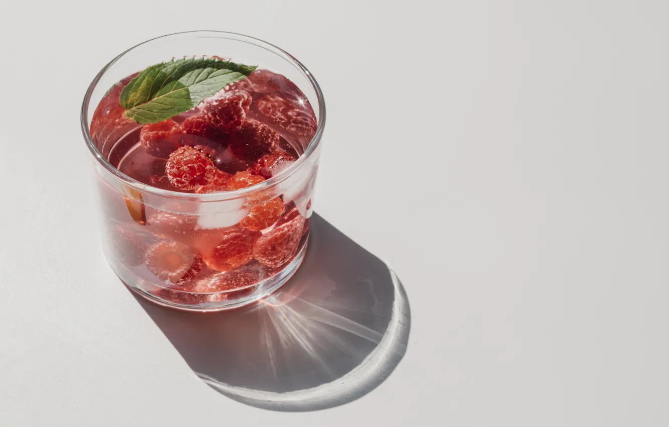 Photo wallpaper water, light, glass, raspberry, shadow, mint