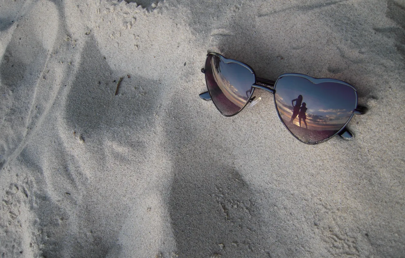 Photo wallpaper sand, sea, glasses