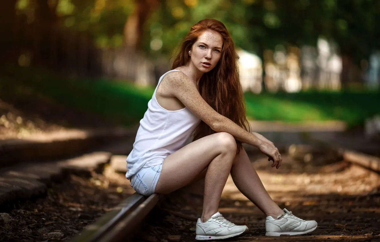 Photo wallpaper shorts, rails, Mike, freckles, legs, Maria Lazareva