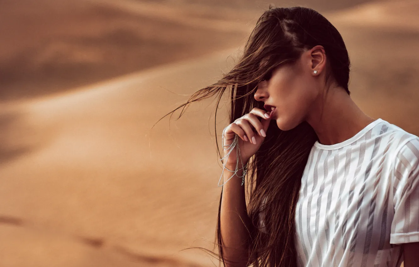 Photo wallpaper girl, the wind, desert, makeup, Chromatropic