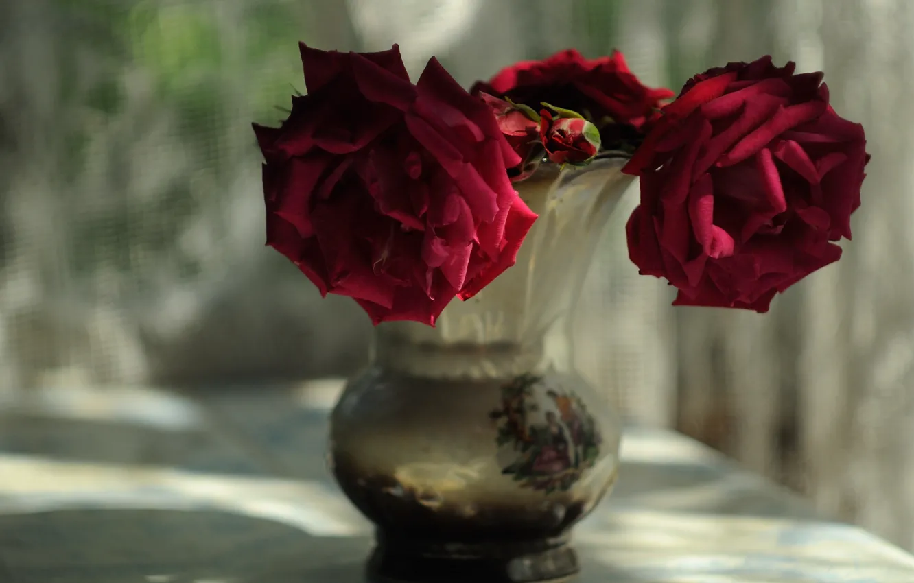 Photo wallpaper light, red, table, background, roses, bouquet, window, curtains