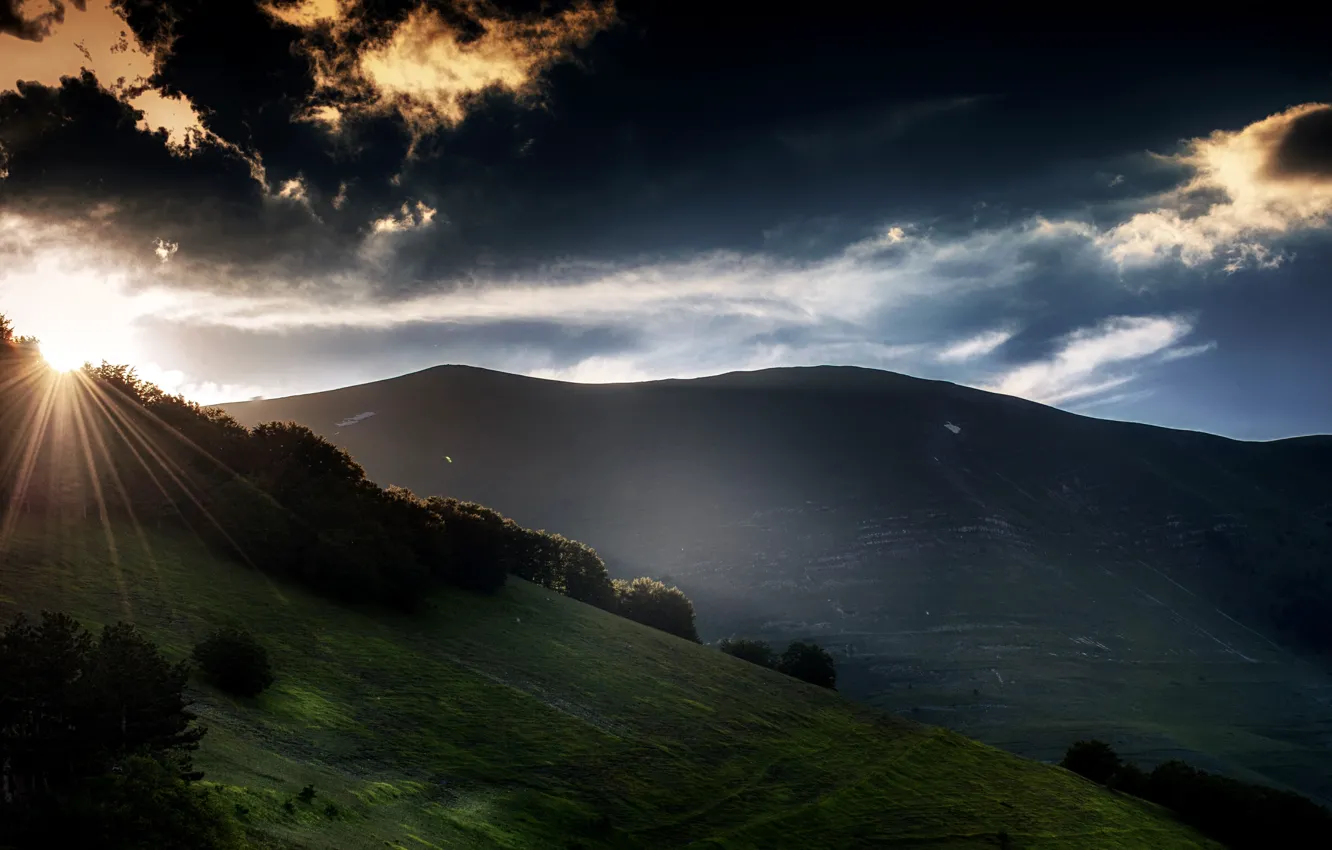 Photo wallpaper mountains, dawn, Italy, the rays of the sun