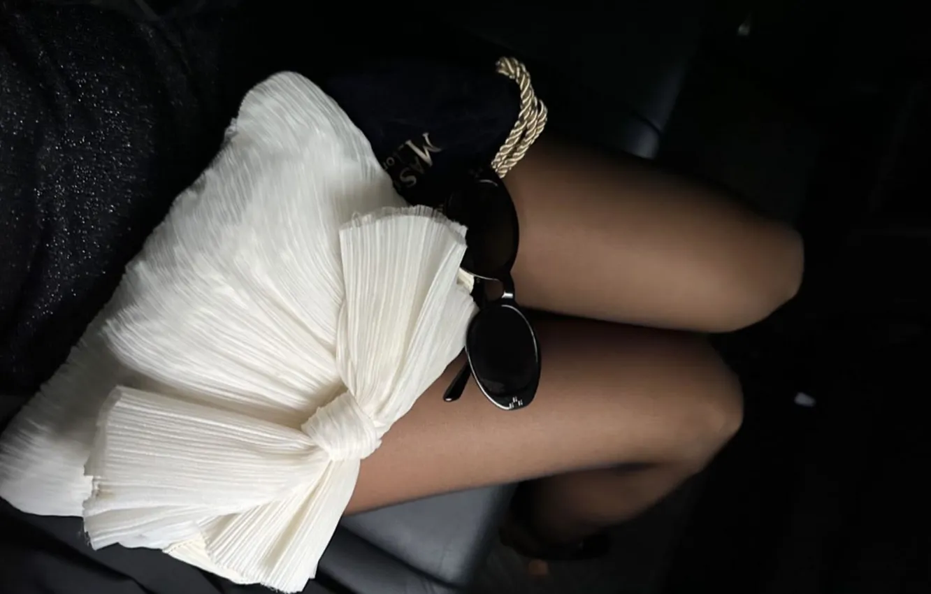 Photo wallpaper girl, glasses, handbag, tights, slender legs