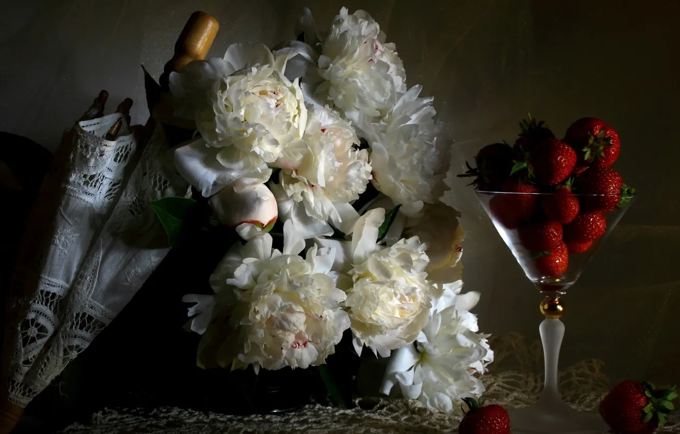 Photo wallpaper flowers, retro, berries, umbrella, strawberry, still life, vintage