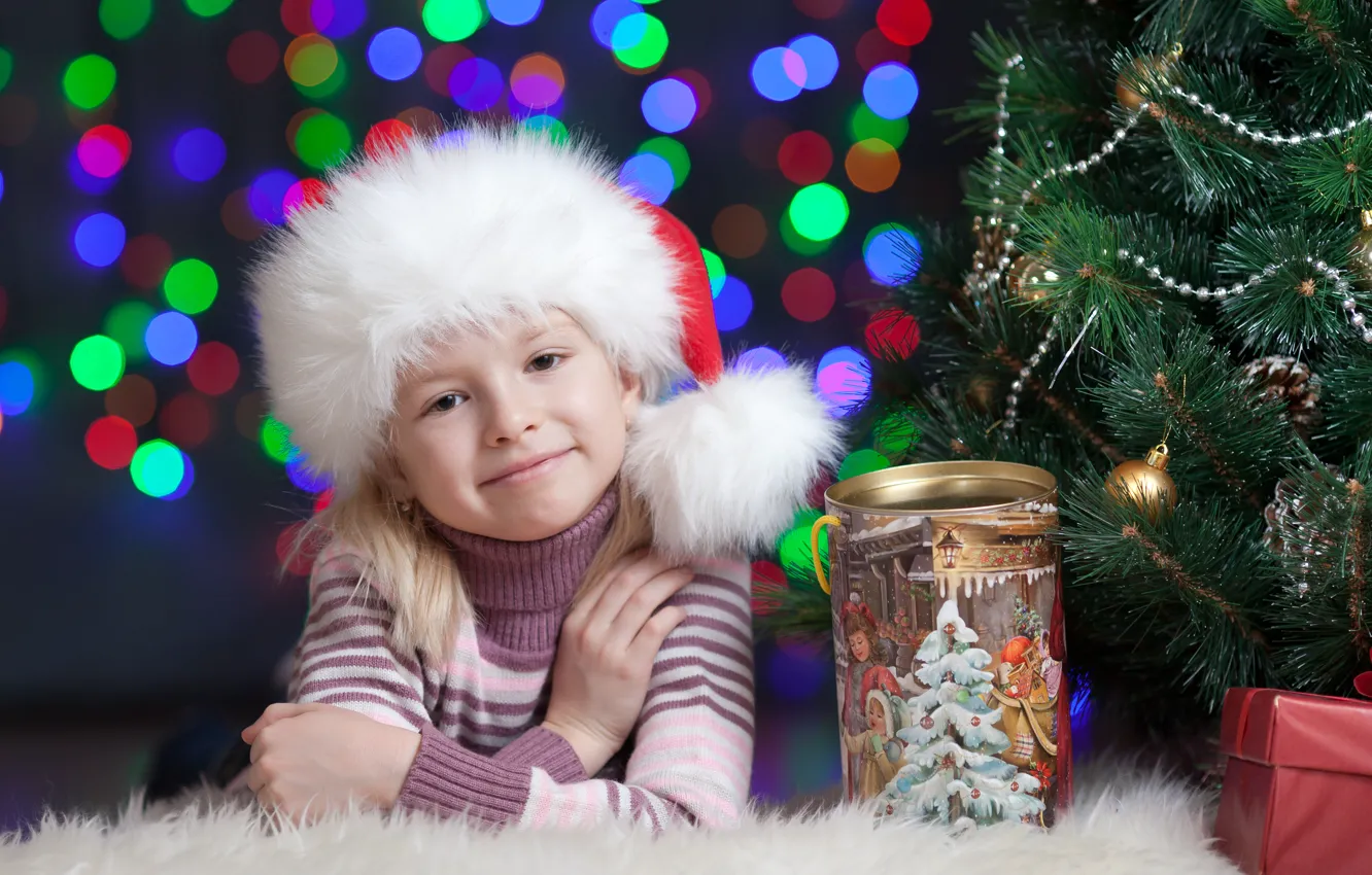 Photo wallpaper smile, box, girl, Bank, tree, child, cap, Christmas decorations