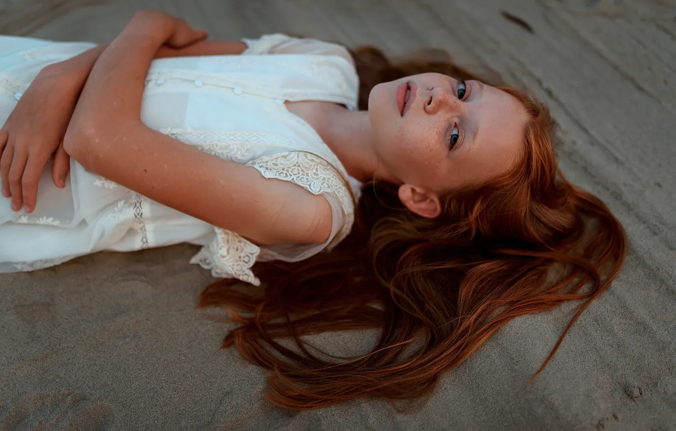 Photo wallpaper sand, girl, freckles, Juliana Naidenova